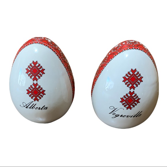 VTG Ukrainian Vegreville Alberta Porcelain Salt & Pepper Shakers - Picture 3 of 6